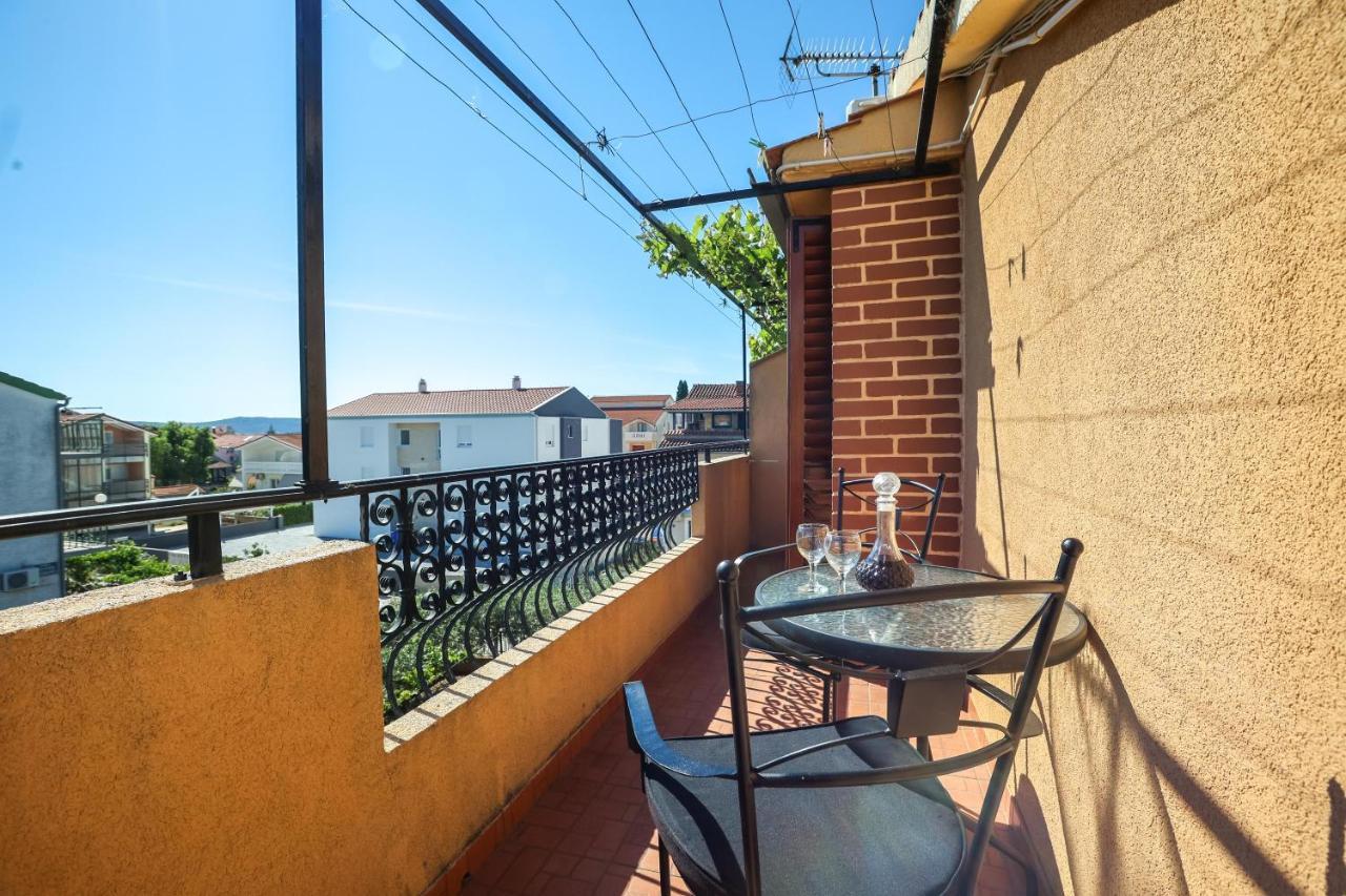Apartments And Rooms Sinka Biograd Na Moru Bagian luar foto
