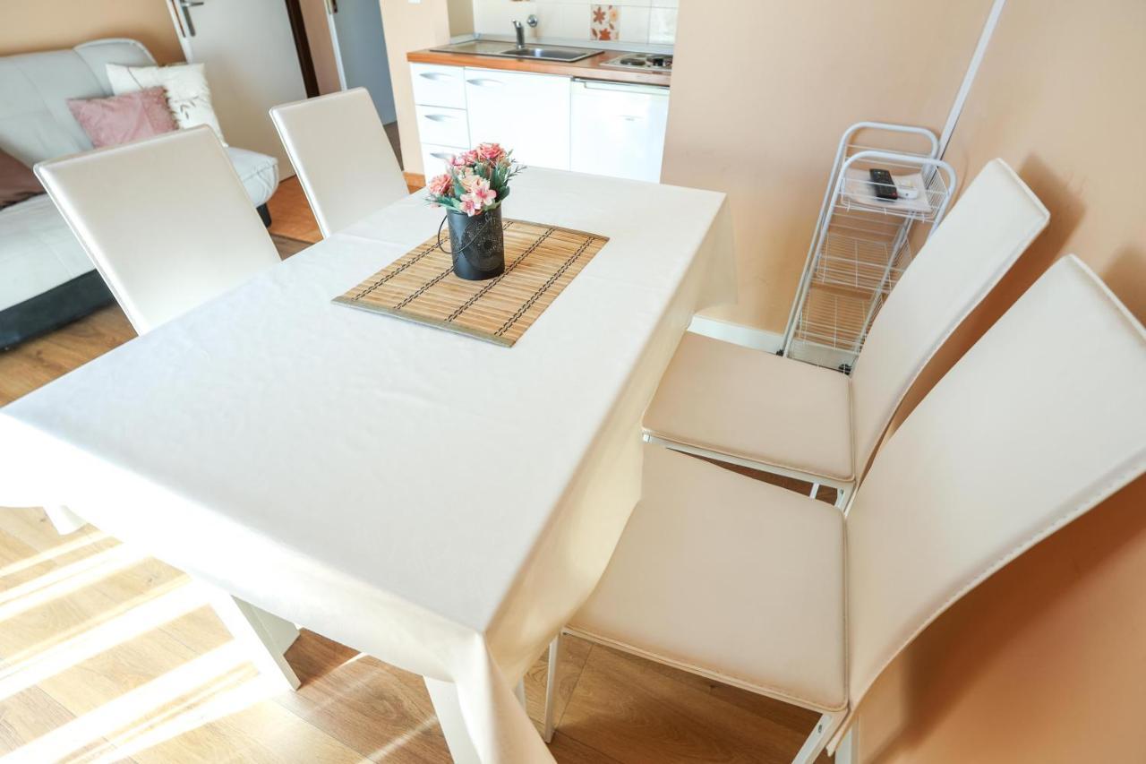 Apartments And Rooms Sinka Biograd Na Moru Bagian luar foto