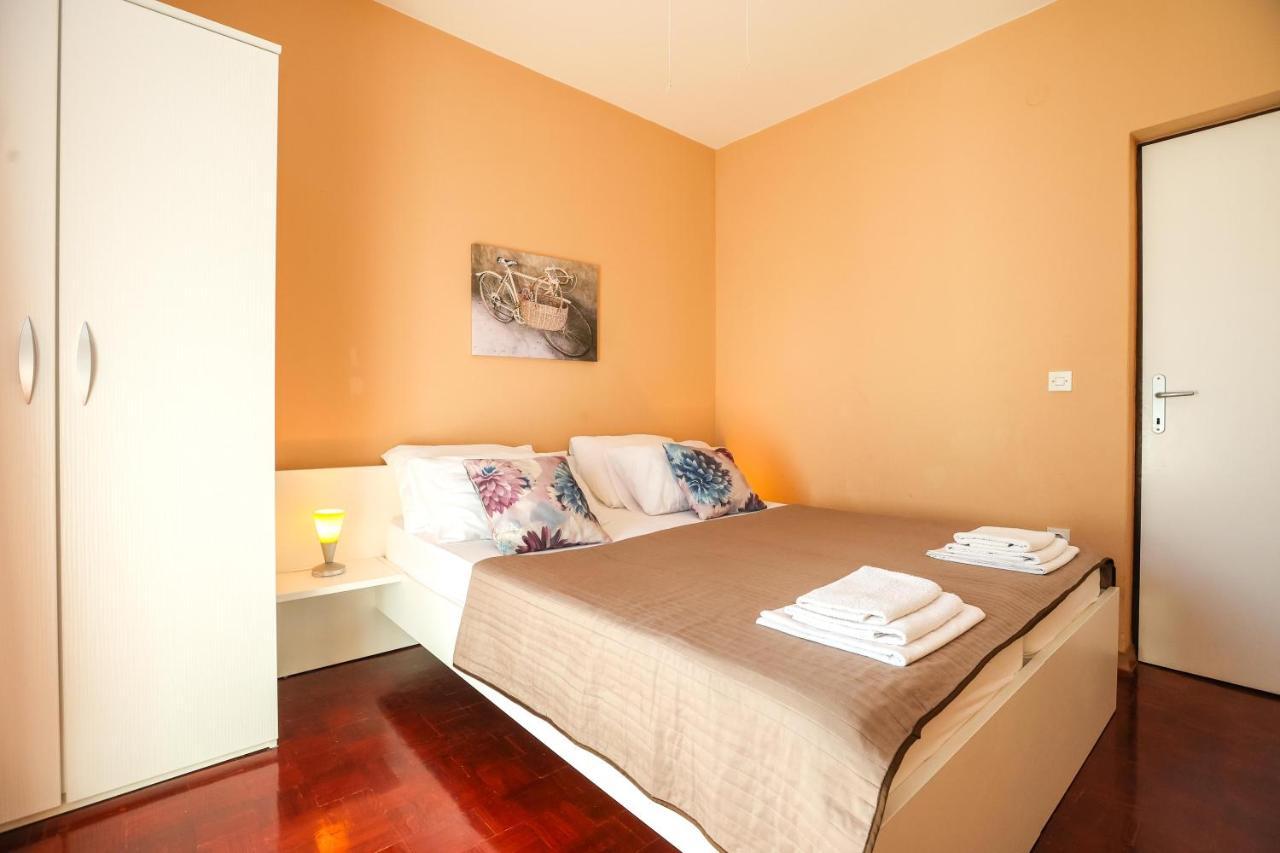 Apartments And Rooms Sinka Biograd Na Moru Bagian luar foto