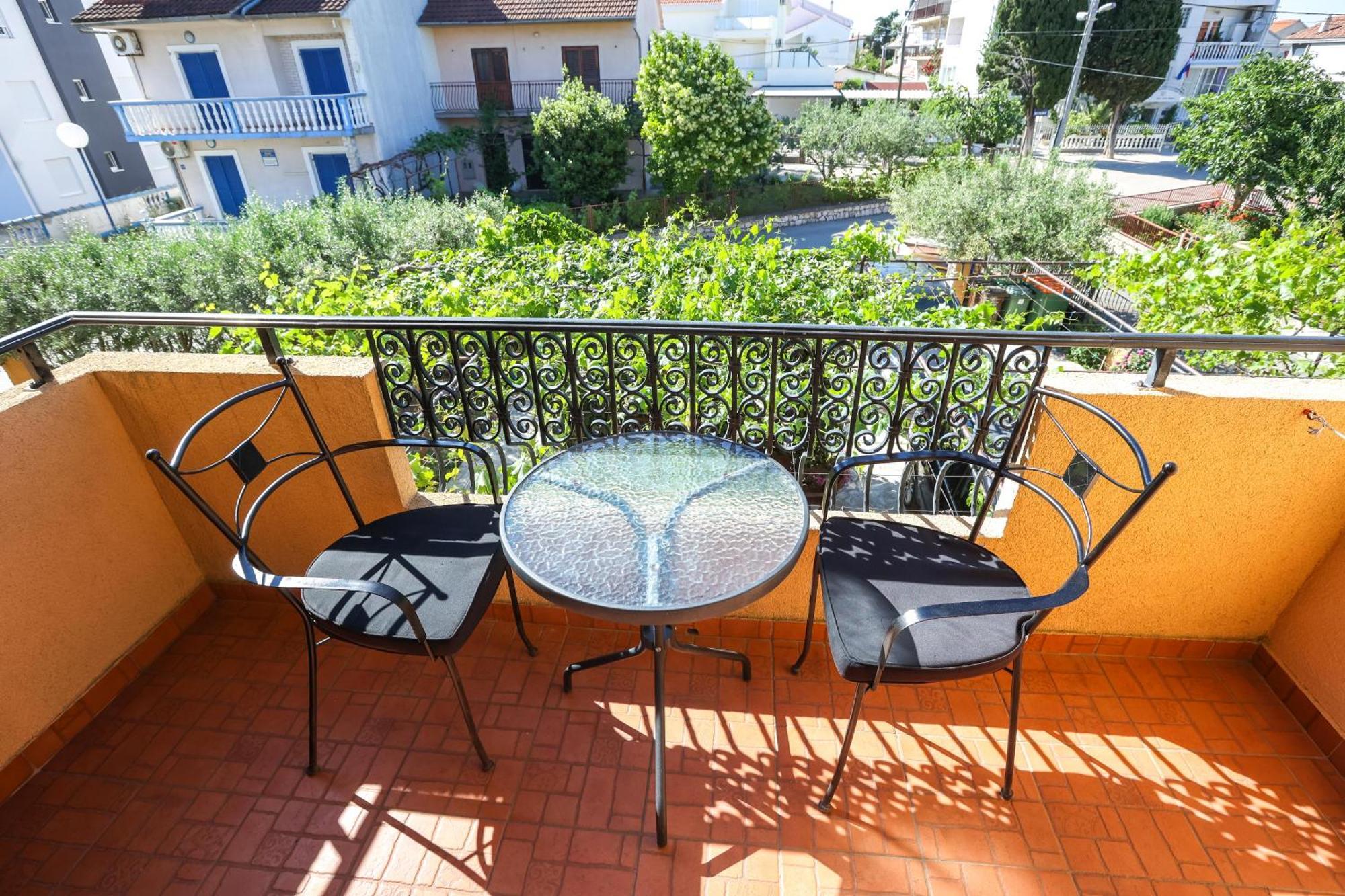 Apartments And Rooms Sinka Biograd Na Moru Bagian luar foto