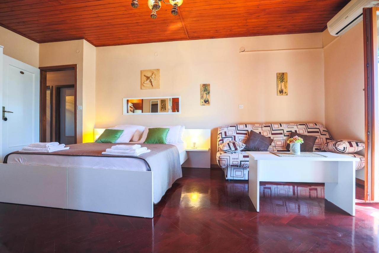 Apartments And Rooms Sinka Biograd Na Moru Bagian luar foto