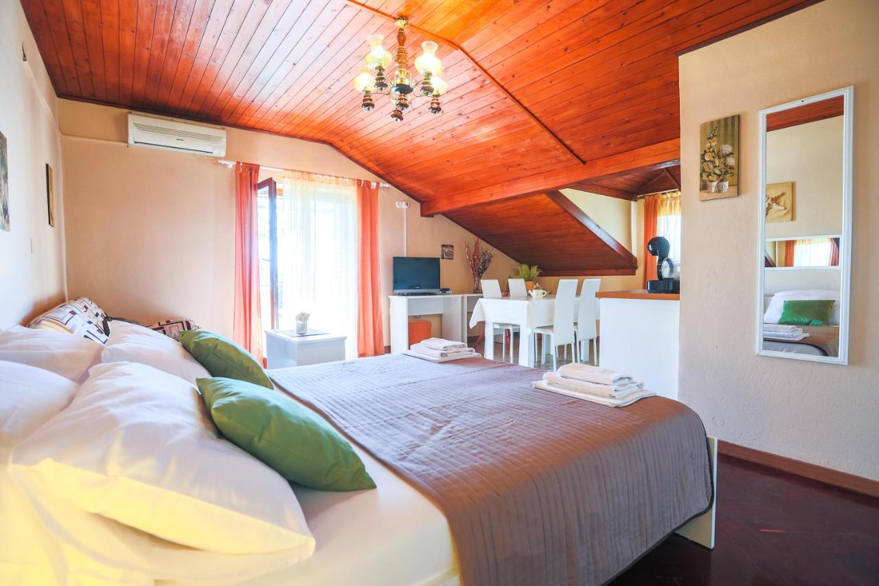 Apartments And Rooms Sinka Biograd Na Moru Bagian luar foto