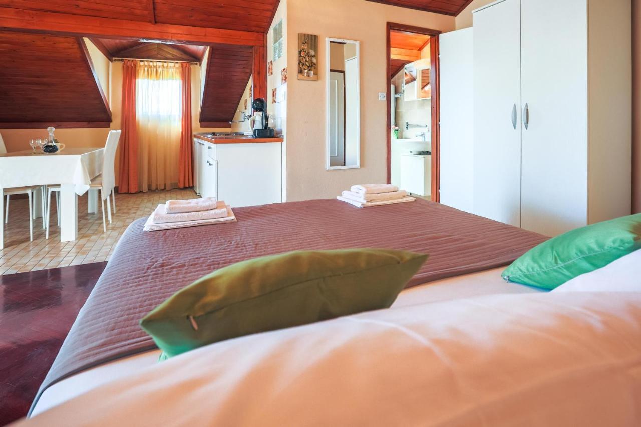 Apartments And Rooms Sinka Biograd Na Moru Bagian luar foto