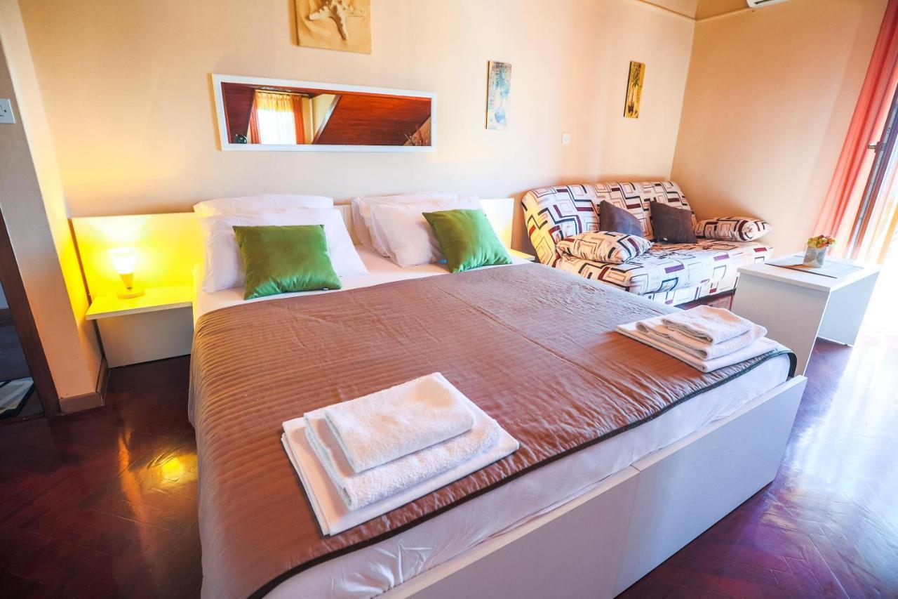 Apartments And Rooms Sinka Biograd Na Moru Bagian luar foto