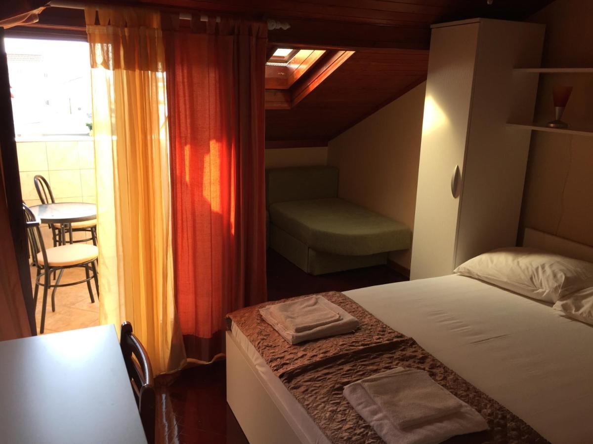 Apartments And Rooms Sinka Biograd Na Moru Bagian luar foto